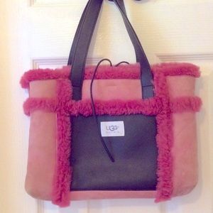 Ugg purse with inside zipper pocket.